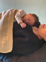 Baby på mors bryst efter behandling